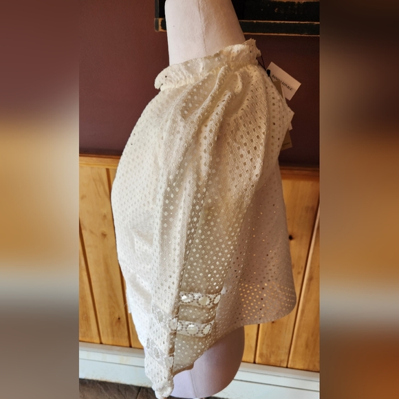 NWT: Banana Republic Textured Eyelet Blouse in off white Size Small - Picture 3 of 7